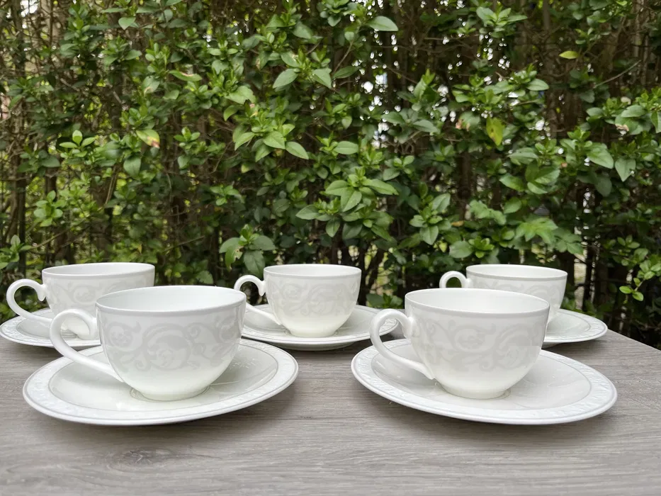 Set căni cafea cu farfurioare albe cu relief floral